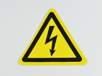 Знак W08 Опасность поражения электротоком