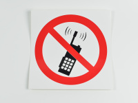 Знак P18 Запрещается пользоваться мобильным телефоном, 200х200