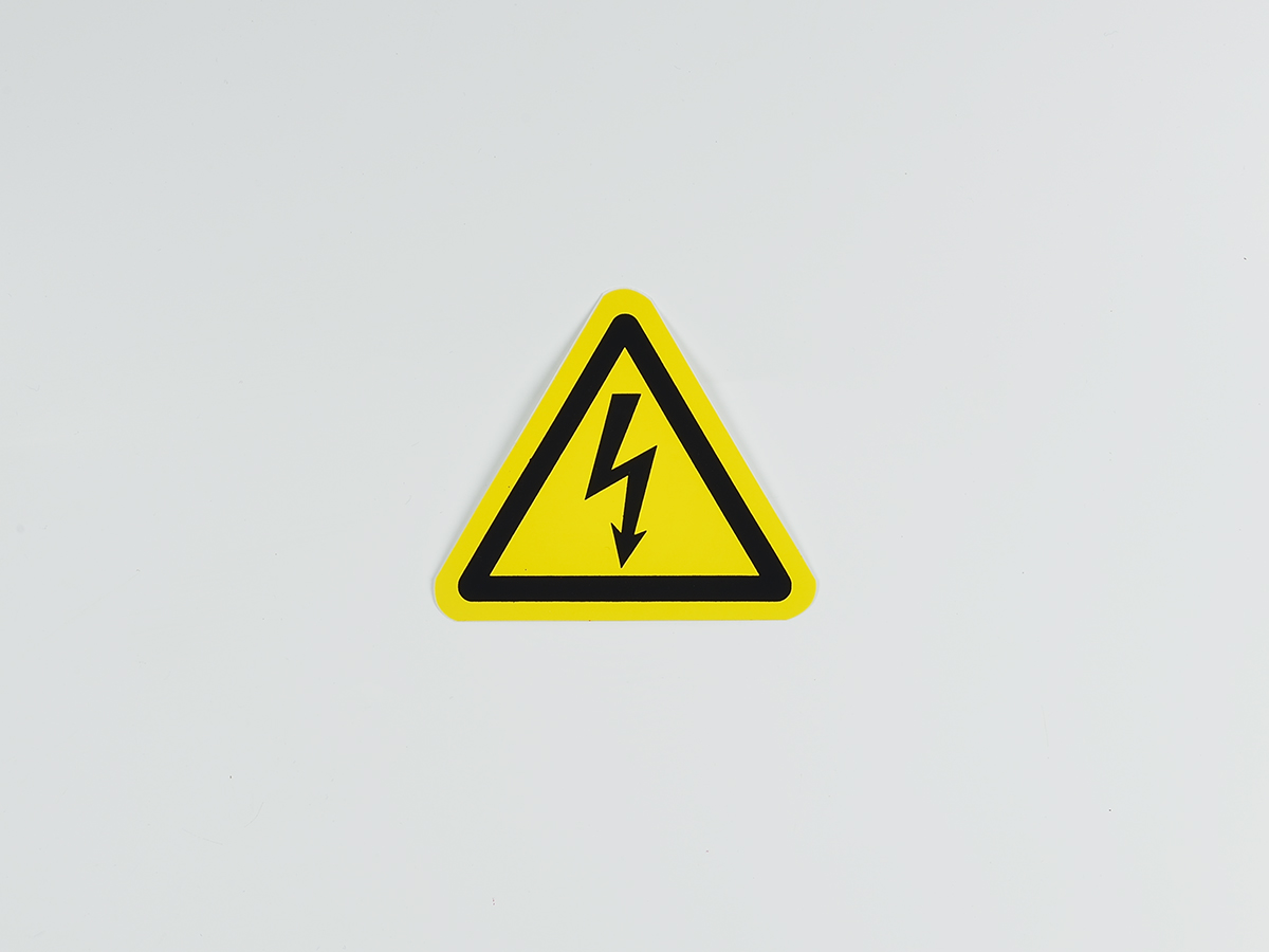 Знак W08 Опасность поражения электротоком