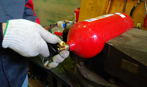 Огнетушители на объекте: когда перезарядка – самое выгодное решение