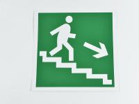 Знак E13 Направление к эвакуационному выходу по лестнице вниз (направо) на самоклеящейся фотолюминесцентной плёнке, 200х200 мм