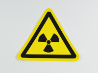 Знак W05 Опасно. Радиоактивные вещества, 200х200х200