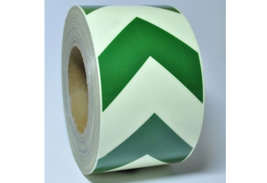 Фотолюминесцентная лента с сигнальной разметкой с печатью направляющих линий в виде елочки 0,10 х1м