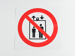 Знак P34 Запрещается пользоваться лифтом для подъема (спуска) людей, 200х200
