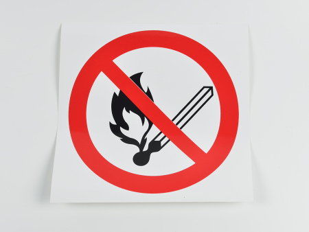 Знак P02 Запрещается пользоваться открытым огнем, 200х200