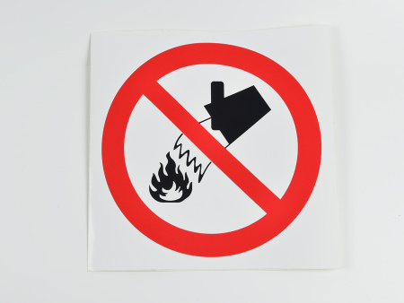 Знак P04 Запрещается тушить водой, 200х200 Знак P04 Запрещается тушить водой, 200х200