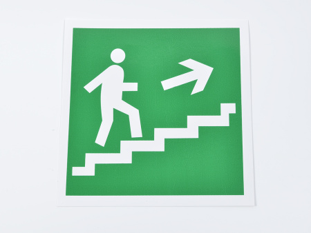 Знак E15 Направление к выходу по лестнице вверх (направо)
