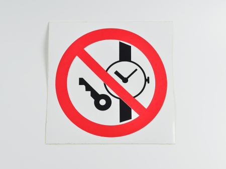 Знак P27 Запрещается иметь при (на) себе металлические предметы, 200х200