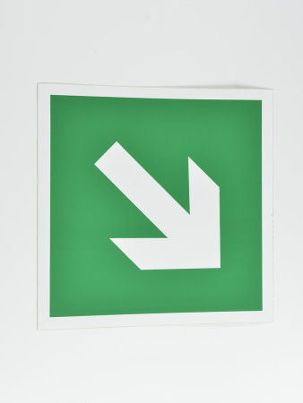 Знак E02-02 Направляющая стрелка под углом 45°