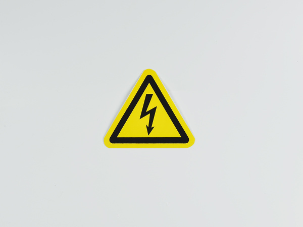 Знак W08 Опасность поражения электротоком