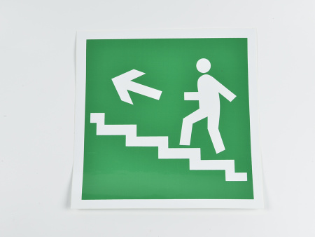 Знак E16 Направление к выходу по лестнице вверх (налево)