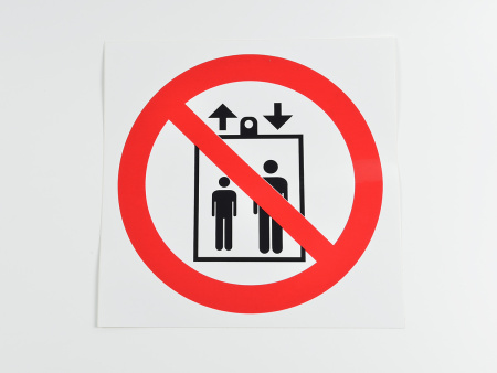 Знак P34 Запрещается пользоваться лифтом для подъема (спуска) людей, 200х200 Знак P34 Запрещается пользоваться лифтом для подъема (спуска) людей, 200х200