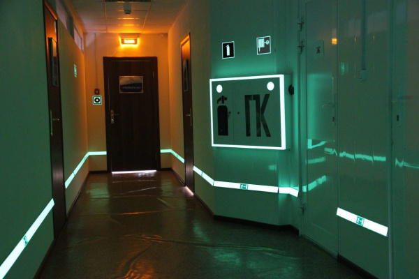 Фотолюминесцентная лента с линейной разметкой, знаками Е02-01 и Е01-02 правосторонняя 0,05х1м