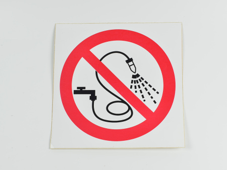 Знак P17 Запрещается разбрызгивать воду, 200х200