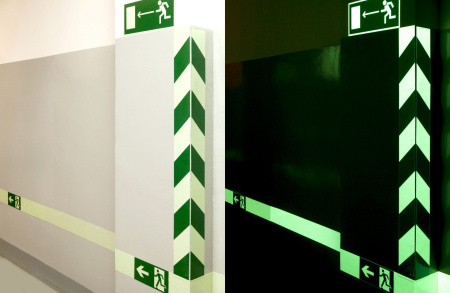 Фотолюминесцентная лента с сигнальной разметкой с печатью направляющих линий в виде елочки 0,10 х1м