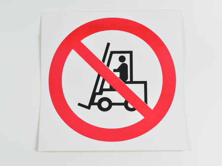 Знак P07 Запрещается движение средств напольного транспорта, 200х200